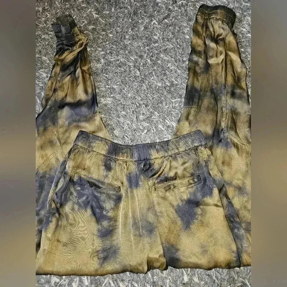 Young fabulous and broke - Picture 2 of 3